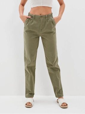 AMERICAN EAGLE Mom Pants In Green